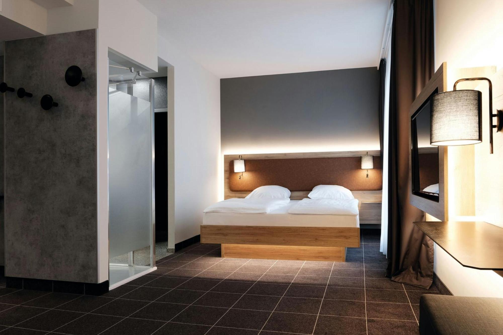 Larger Standard Room Queen Bed,1644401037:JPEG